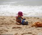 Μικρό κορίτσι στην παραλία